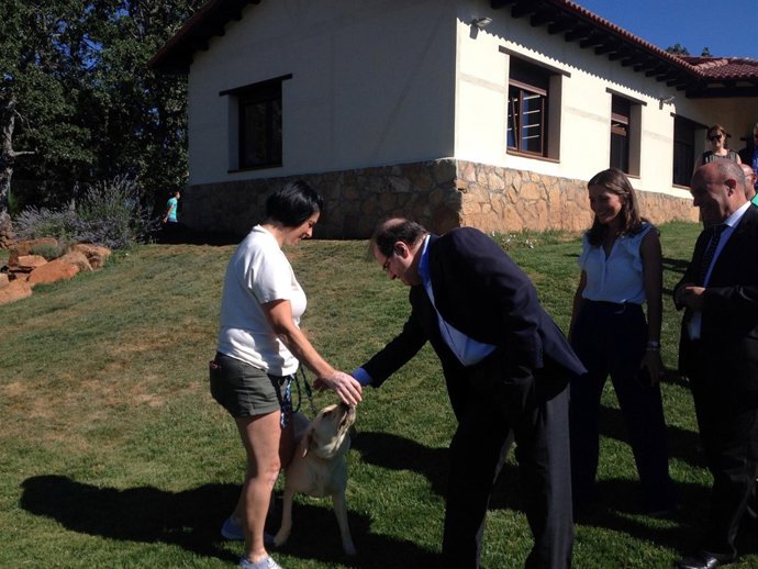 Juan Vicente Herrera en su visita al centro 'Altair' en Béjar (Salamanca)