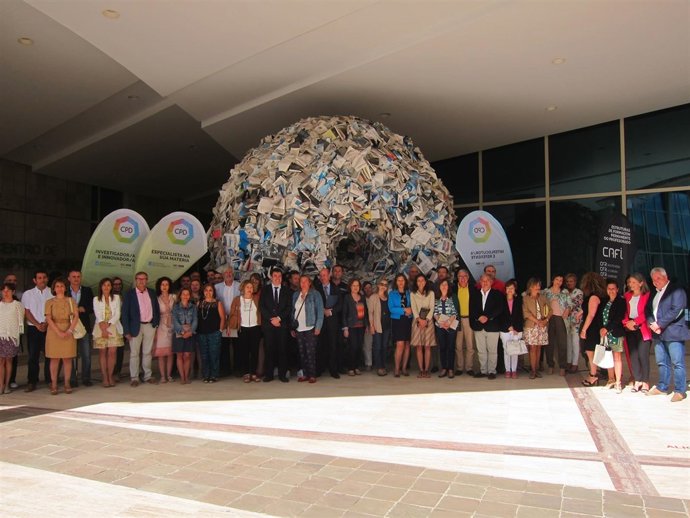 El conselleiro de Educación, Román Rodríguez, junto a profesores gallegos