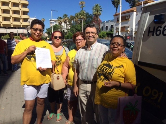 Francisco Javier Arellano con miembros de la PAH