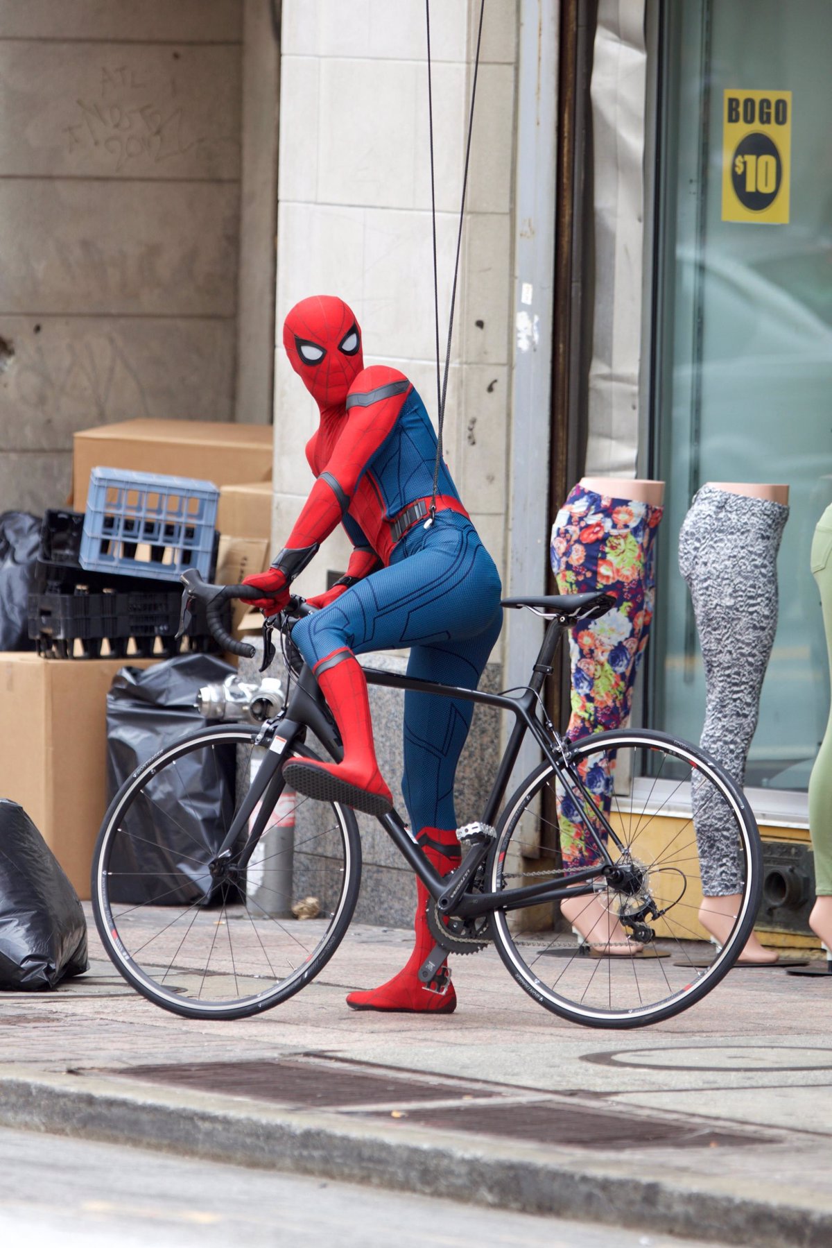 Spiderman Homecoming: Tom Holland, colgado en nuevas imágenes del rodaje