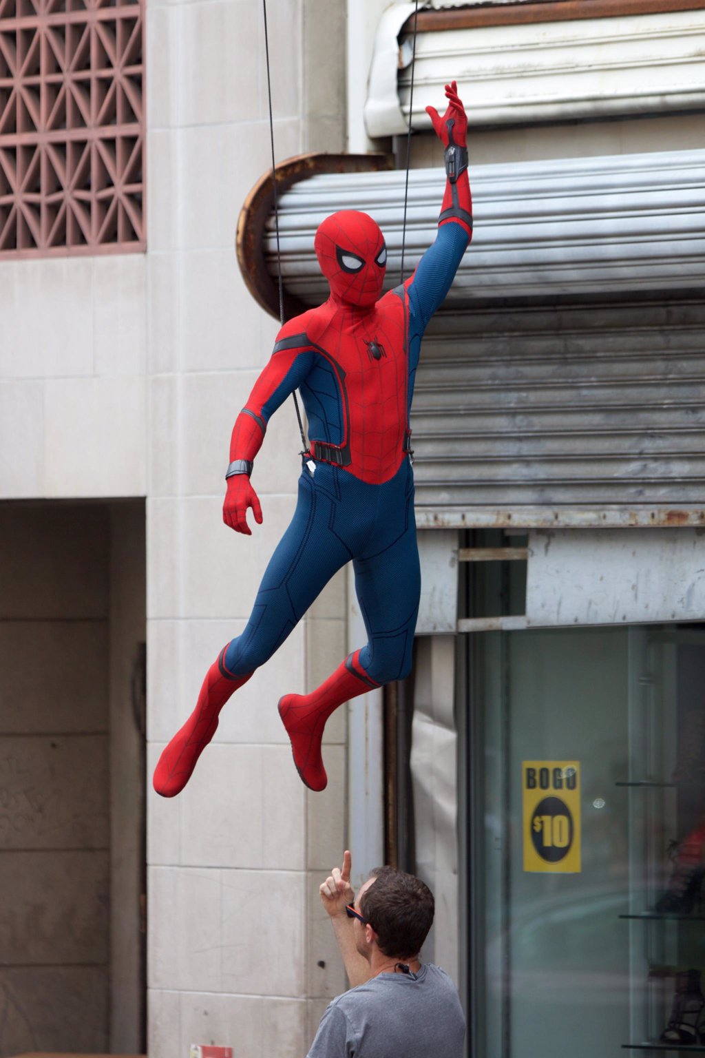 Spiderman Homecoming: Tom Holland, colgado en nuevas imágenes del rodaje