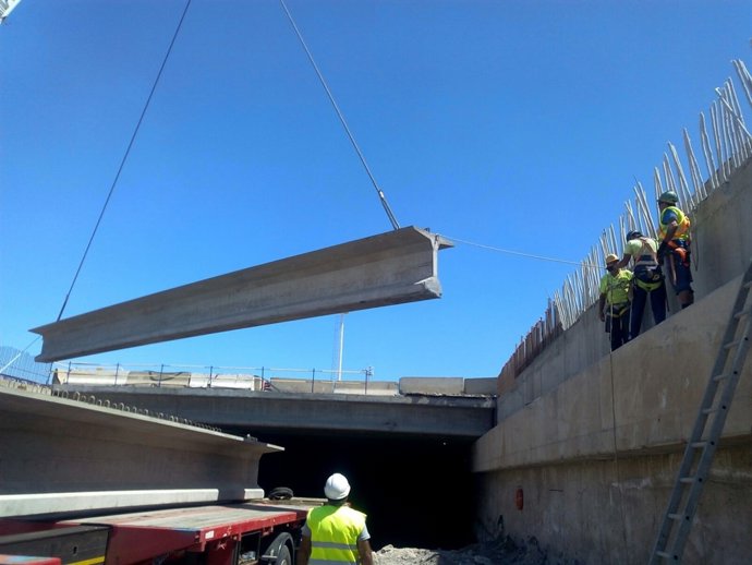 Colocación de las vigas del falso túnel de la Vía Litoral