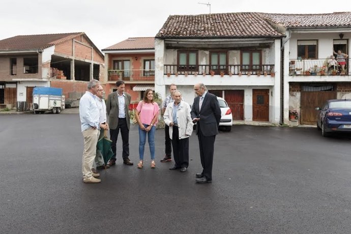 Anuncio mejora del paseo entre Solórzano y Hazas de Cesto 