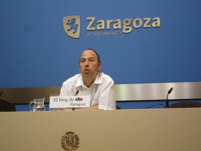 El portavoz de CHA en el Ayuntamiento, Carmelo Asensio, hoy en rueda de prensa