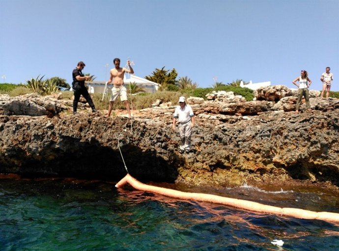 Operativo de limpieza en playas de Menorca