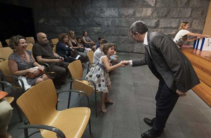 Fernando Clavijo saluda a los niños premiados