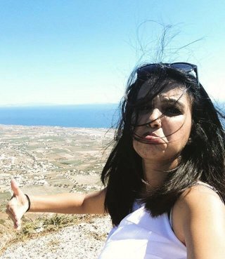 Mujer va a viaje de novios sola porque a su marido le negaron el visado