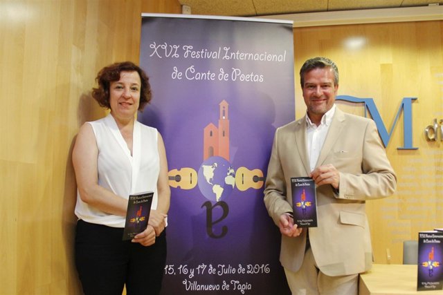 Víctor González y la alcaldesa de Villanueva de Tapia, Encarnación Páez Alba