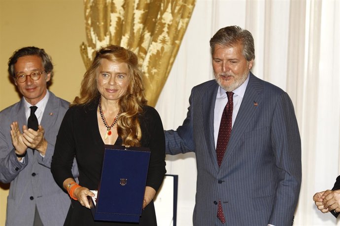 Entregan la Condecoración de Alfonso X el Sabio a la hija de Miguel de la Cuadra