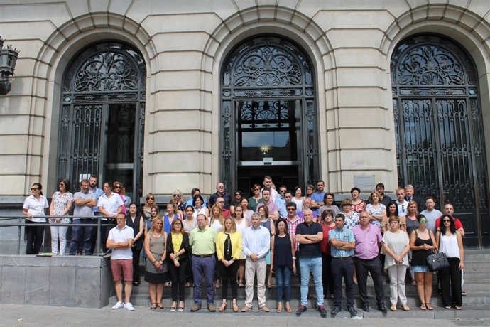 La Diputación De Zaragoza Se Concentra En Repulsa Al Crimen Machista Del Domingo