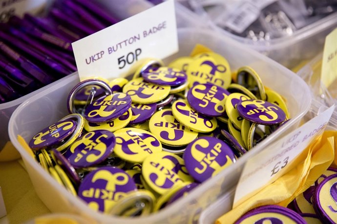 Chapas del partido británico UKIP 
