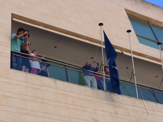Izada de bandera en el Colegio de Abogados de Huelva 