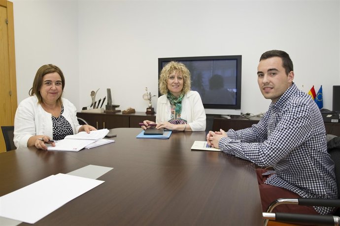 La vicepresidenta con el presidente del Consejo de Estudiantes de la UC