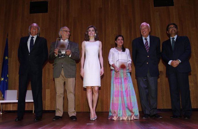 Zoya Akhtar y Carlos Saura, junto a la Reina Letizia en la entrega de premios