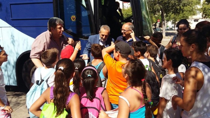 Flores, con niños de Tres Barrios