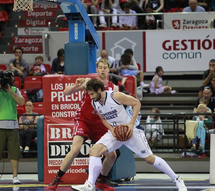 David Doblas jugando contra el Cai Zaragoza