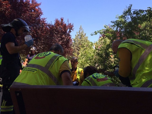 Sanitarios del Samur atienden al herido