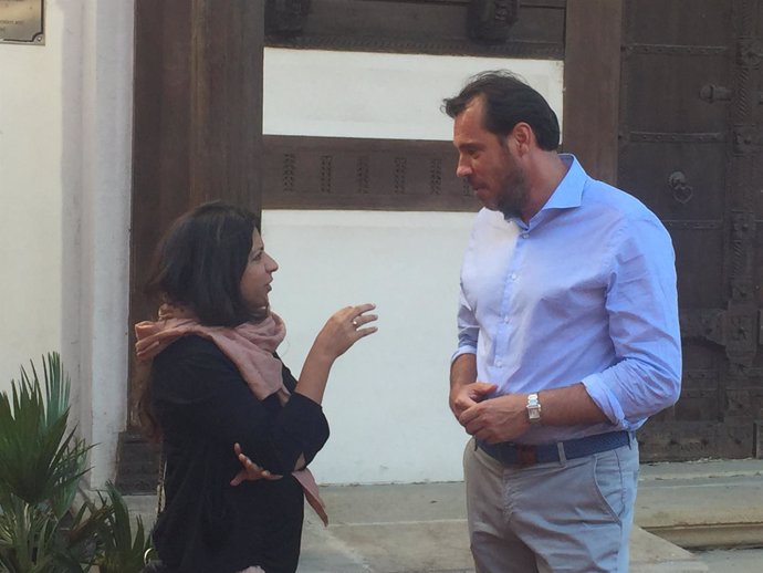 Zoya Akhtar y Óscar Puente en la Casa de la India de Valladolid