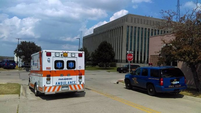 Una ambulancia junto al tribunal del condado de Berrien, Michigan