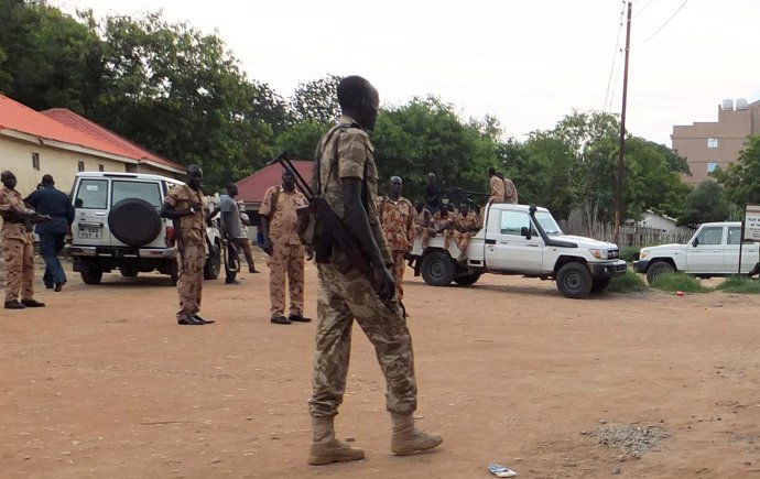 Militares patrullan las calles de Yuba, capital de Sudán del Sur