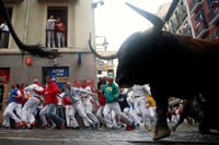 Encierro rápido de los toros de Núñez del Cuvillo, con un herido por asta