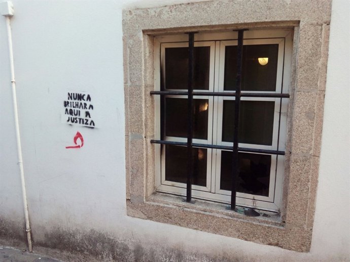 Arrojan cócteles molotov contra los juzgados de Betanzos