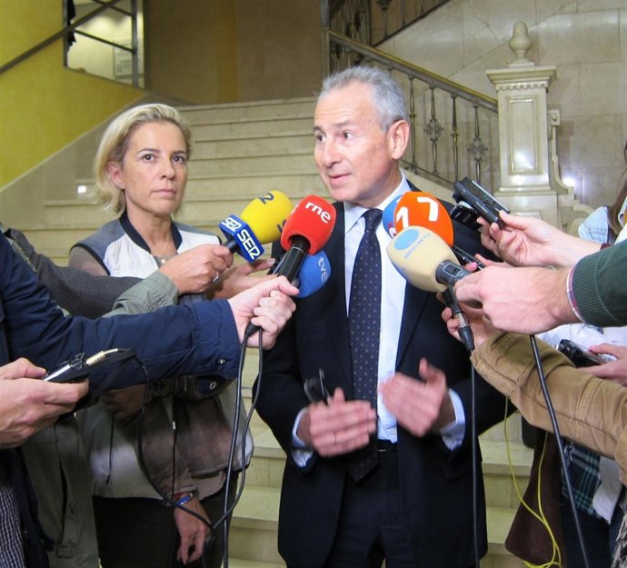 Ródenas y la consejera Martínez-Cachá antes reunión Junta Gobierno CHS