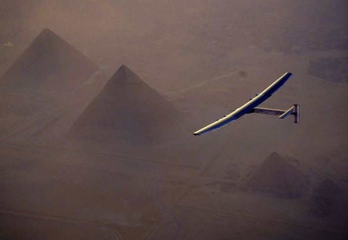 El avión Solar Impulse II sobrevuela las pirámides de Gizeh junto a El Cairo