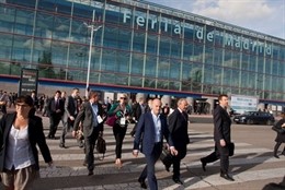 Profesionales en la entrada de Ifema