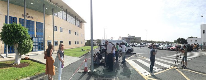 Medios a la puertas del Juzgado de San Bartolomé de Tirajana
