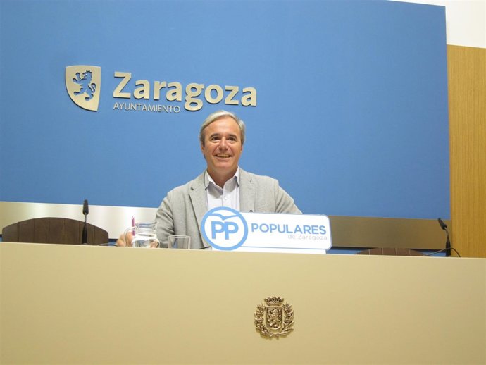 El portavoz municipal del PP, Jorge Azcón, en rueda de prensa en el Ayuntamiento