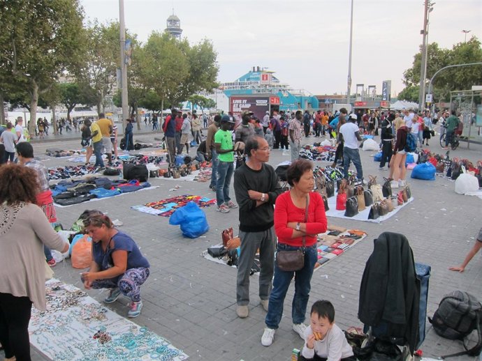 Venta de top manta en el Puerto de Barcelona