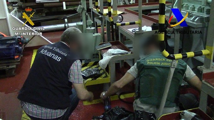 Agentes de la AEAT y Guardia Civil registran el mercante en busca de cocaína
