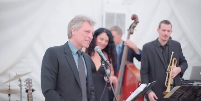 El compromiso de Jon Bon Jovi al cantar en una boda