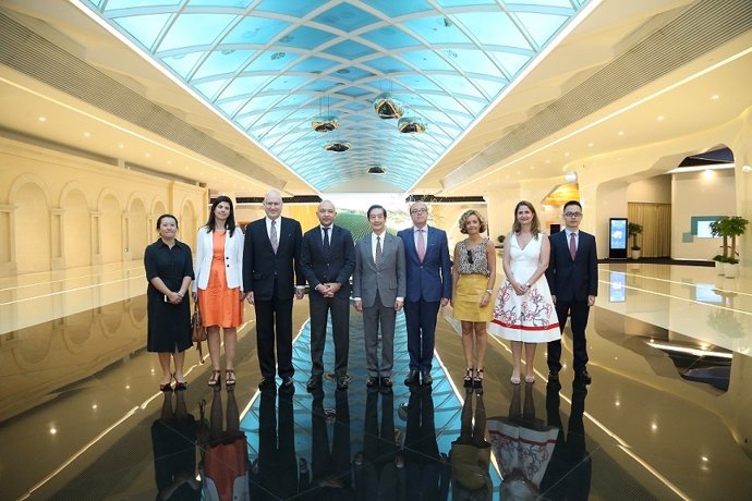 García-Legaz visita el centro de I+D de Huawei y Pekín