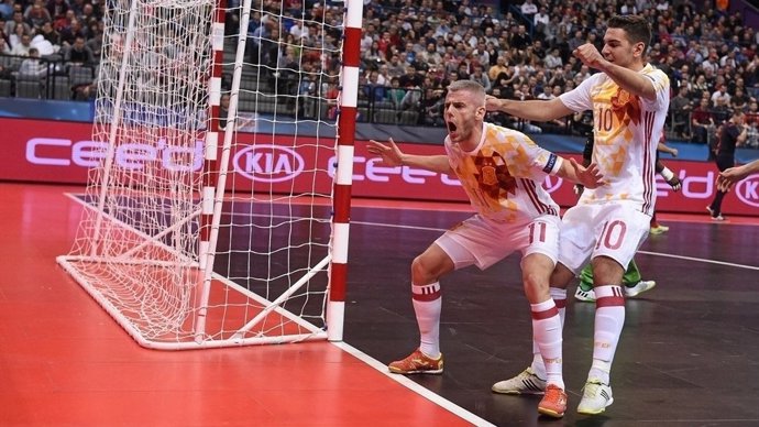 Miguelín celebra el primer gol de España