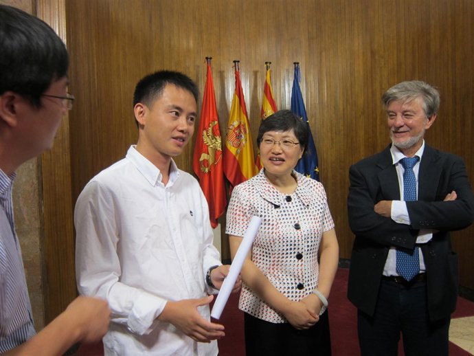 Santisteve junto a Yafen y la delegación china, hoy en el Ayuntamiento 