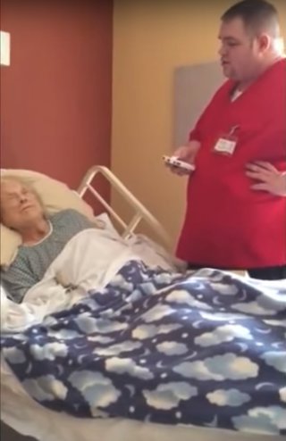 Enfermero canta a paciente en un hospital