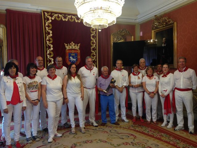 Los miembros de Pirotecnia Xaraiva junto a los asistentes al acto