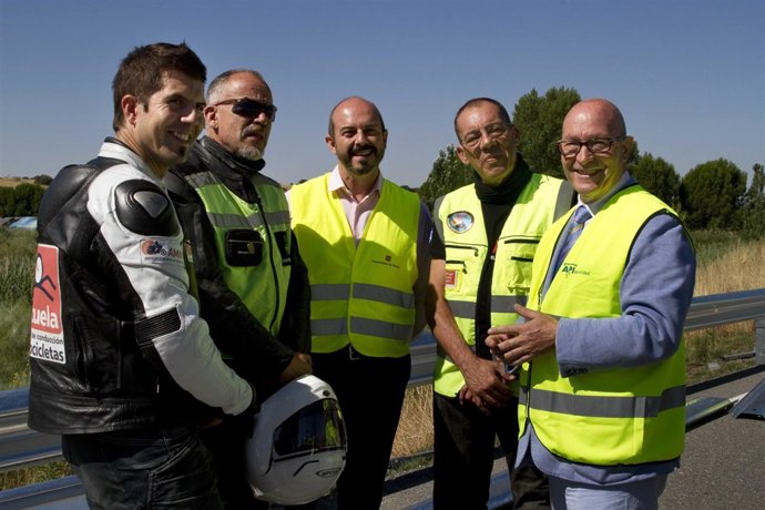 El consejero Pedro Rollán con representes de las asociaciones de motoristas