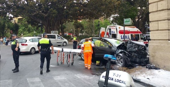 Un coche se empotra contra la sede del TSJCV 
