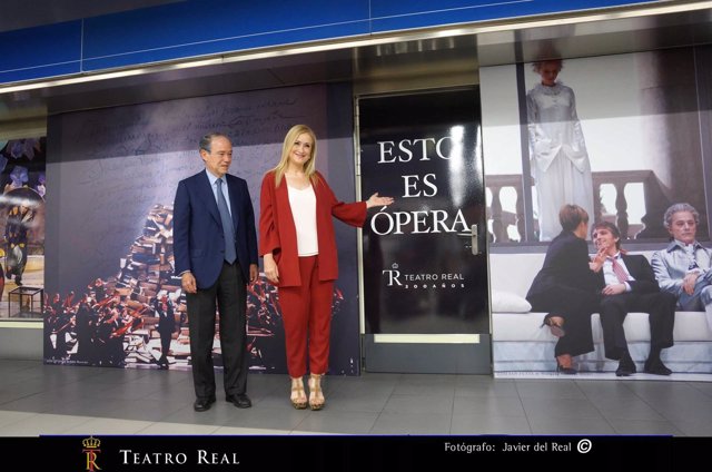 Cifuentes con la estación de Ópera tematizada con imágentes del Teatro Real