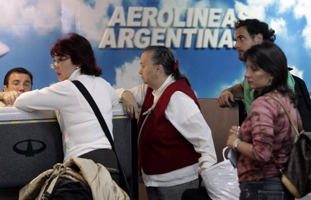 Pasajeros de Aerolíneas Argentinas en el Aeroparque Jorge Newbery.