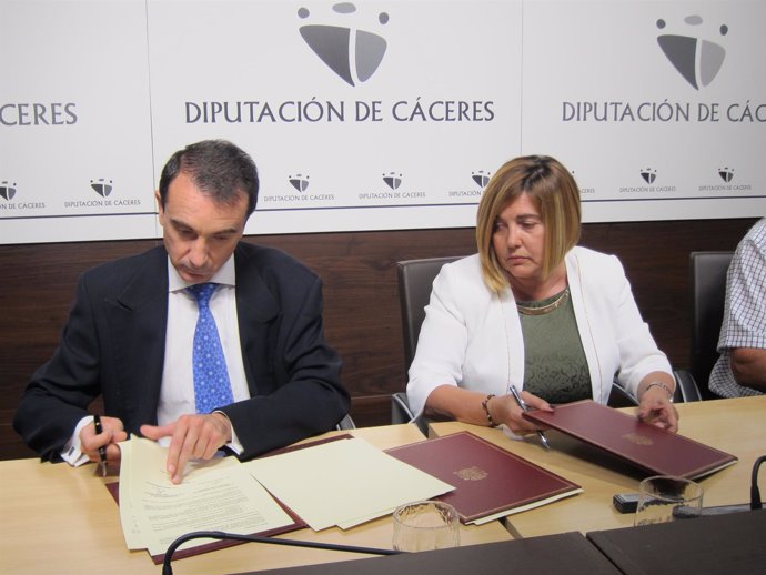 Firma del convenio entre Diputación de Cáceres y CHT