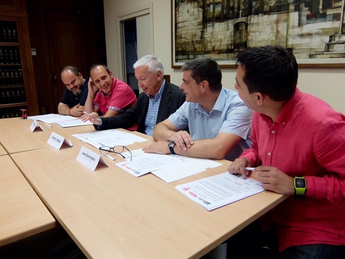 Los representantes de CC.OO. UGT y FEM Vallès durante la firma de un convenio