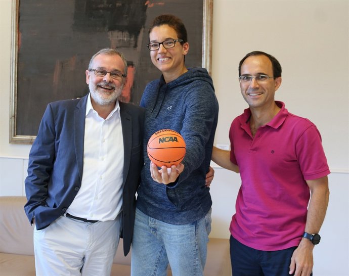 Nota UC El Rector Recibe A La Jugadora De Baloncesto Laura Nicholls