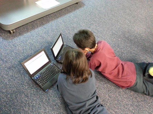 Niños menores ordenador Internet tecnología adicción