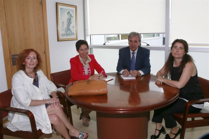 El consejero de Presidencia y Justicia con la decana de los procuradores