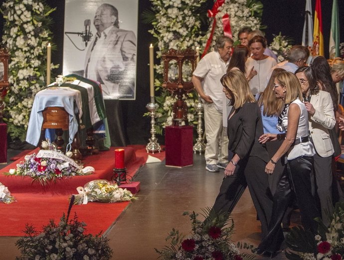 Susana Díaz visita la capilla ardiente de 'El Lebrijano'