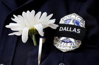 Miles de policías acuden al funeral de tres de los cinco agentes asesinados en el tiroteo de Dallas
